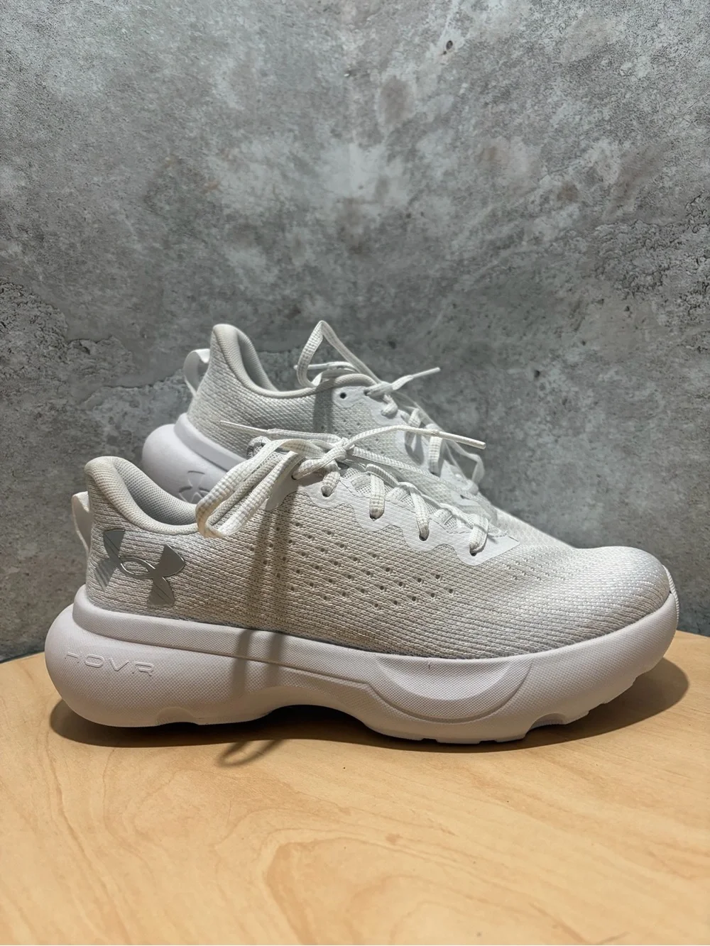 white Under Armour Infinite running shoes women’s size 7.5